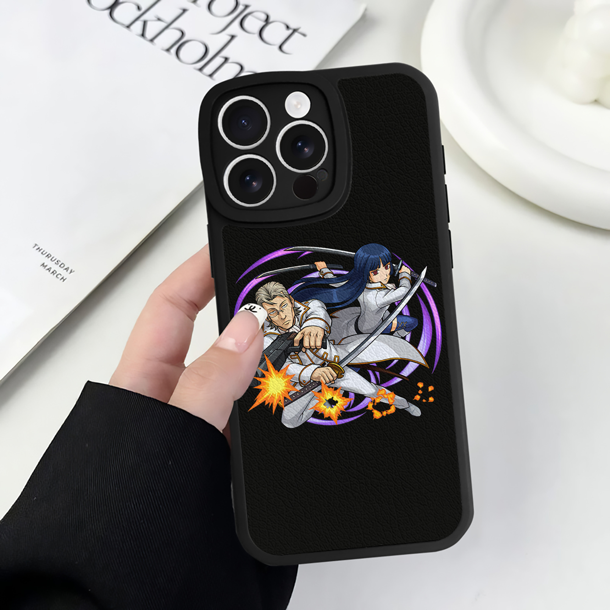 （画像用） ぎんたま 坂田銀時（さかたぎんとき） 神楽 志村新八（しむら しんぱち） GINTAMA Sakata Gintoki Kagura Shimura Shinpachi 【iPhone 16シリーズ対応】シリコンスマホケース（レザー調） 材質：シリコン